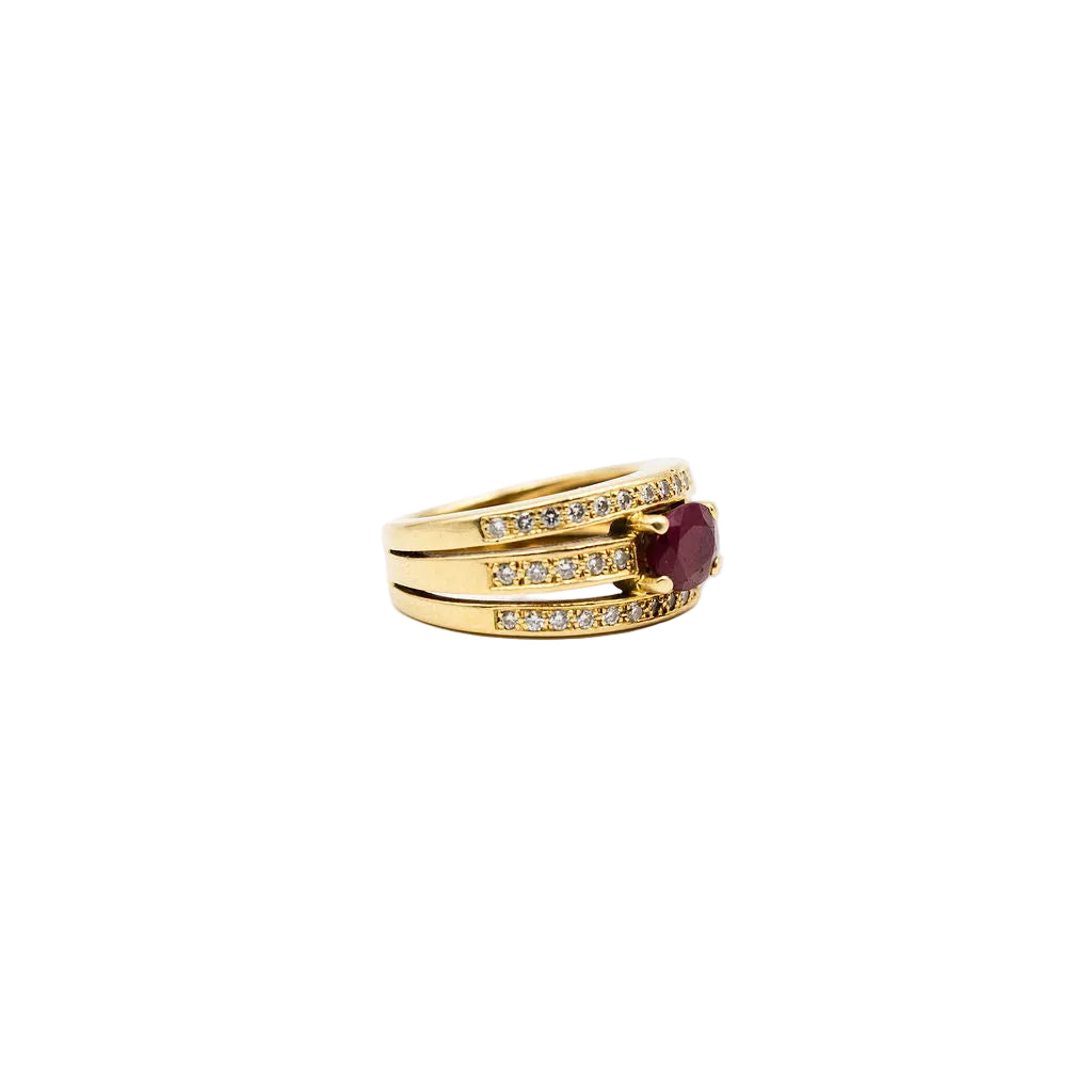 Bague Jonc en or jaune, rubis et diamants