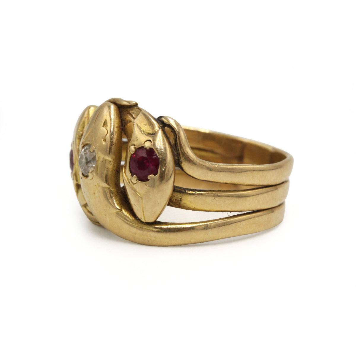 Bague en or jaune, rubis et diamants
