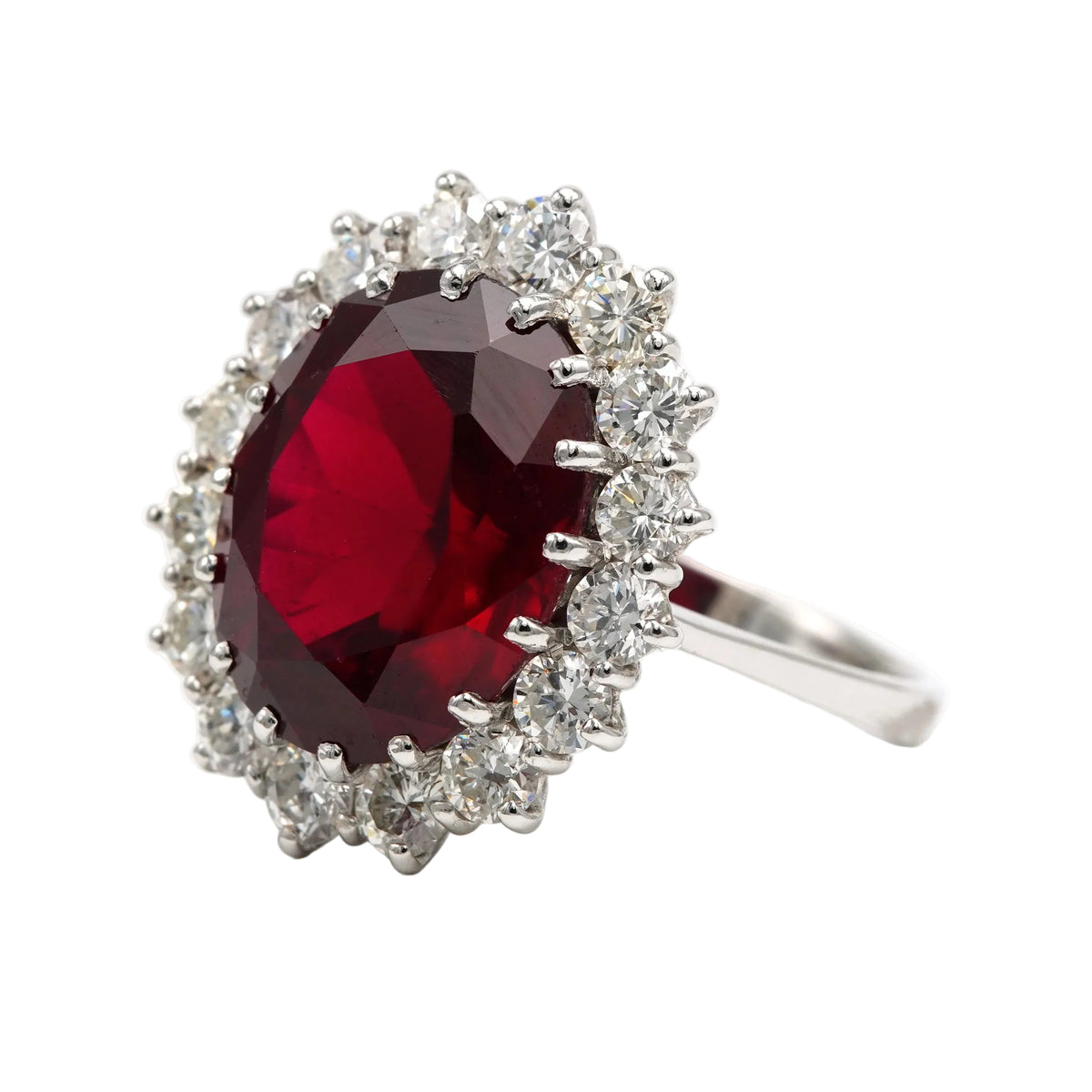 Bague Entourage en or blanc, rubis et diamants