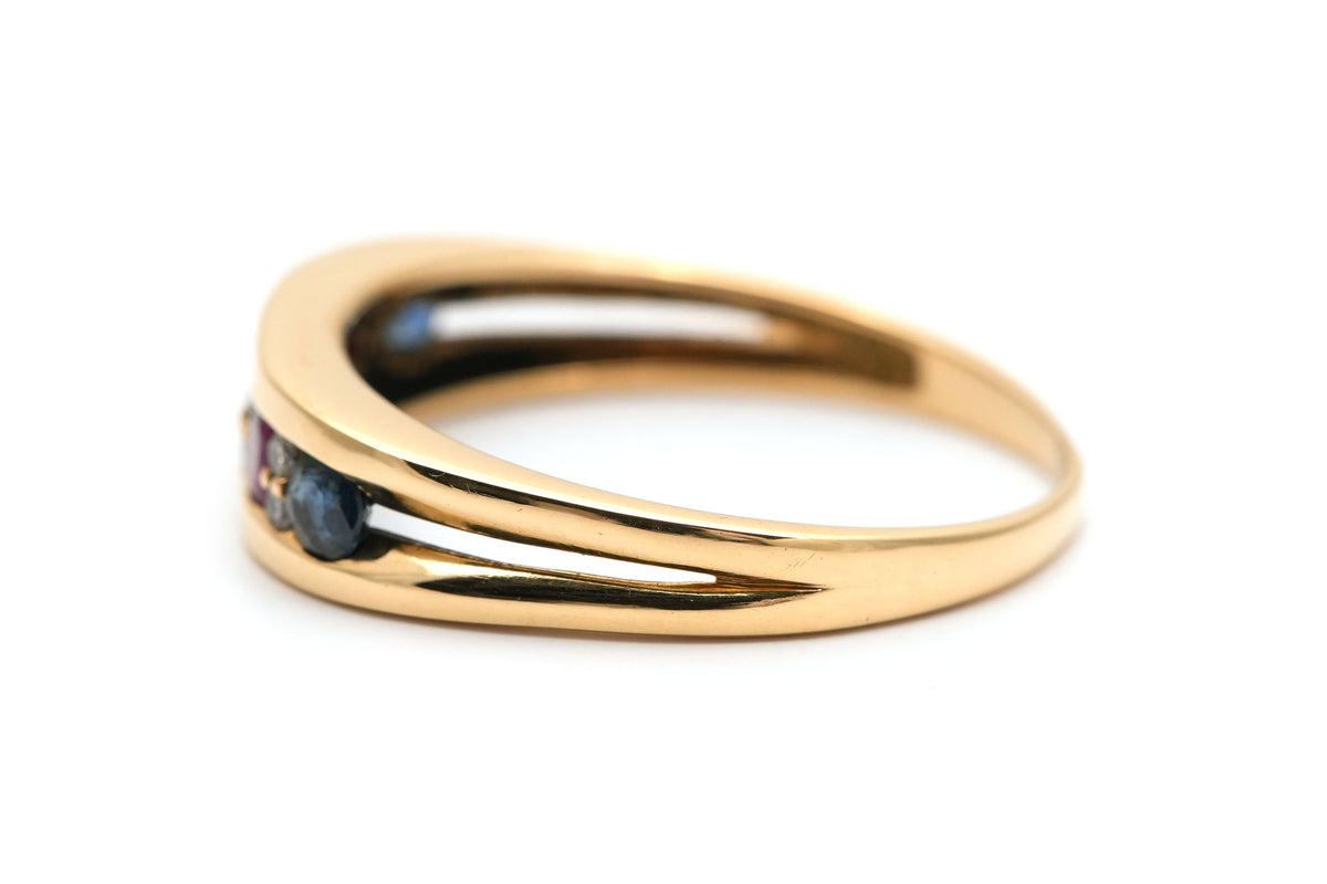 Bague en or jaune, émeraude, rubis, saphirs et diamants