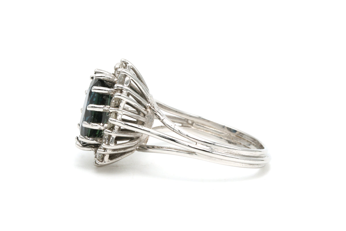 Bague Entourage en or blanc, saphirs et diamants