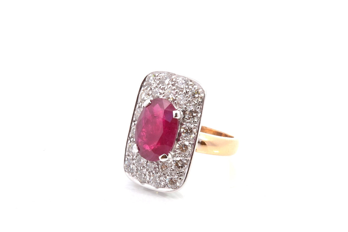 Bague Entourage en or jaune, platine, rubis et diamants