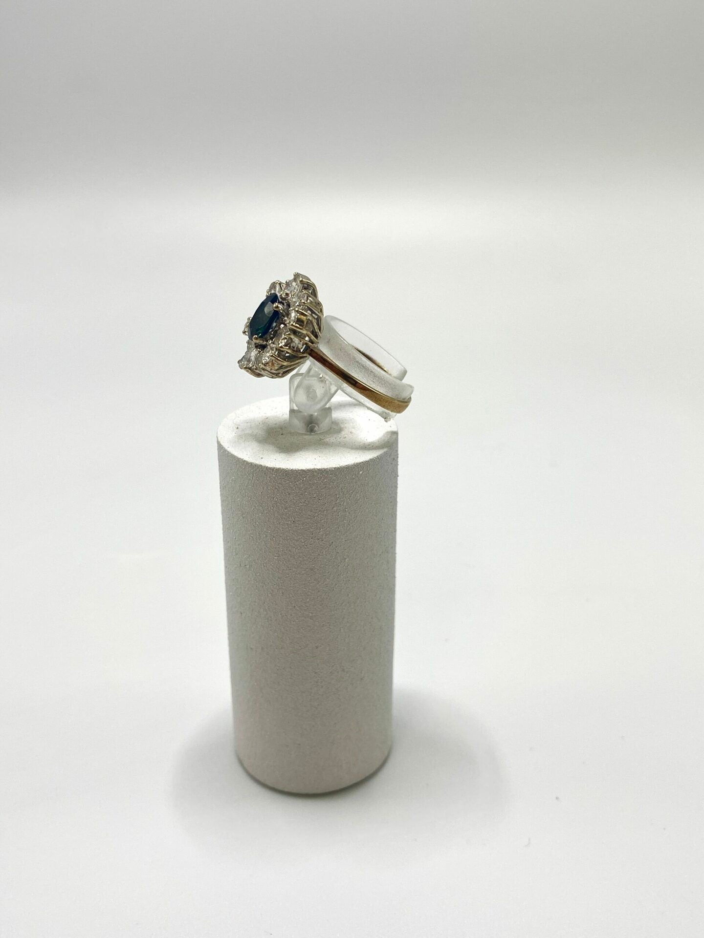 Bague Marquise en or jaune, saphir et diamants