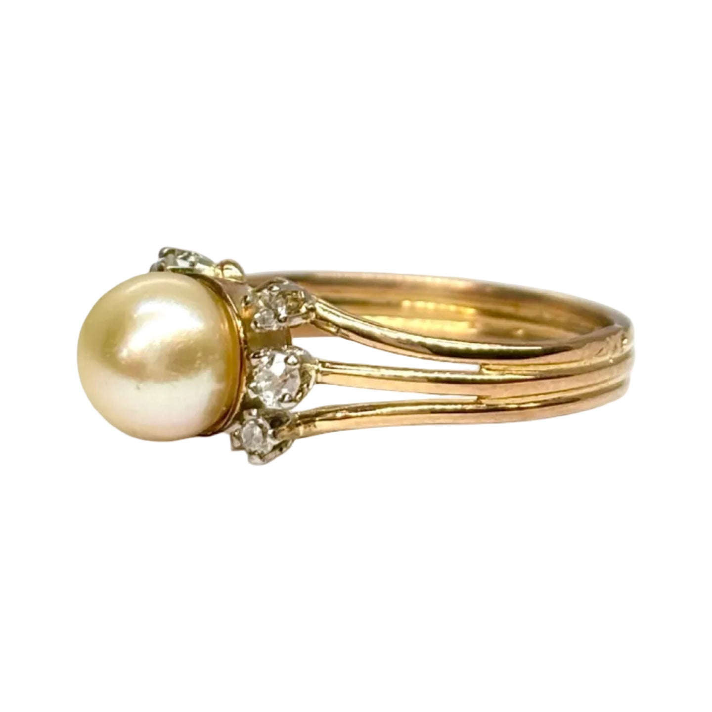 Bague en or jaune, perle, et diamants