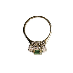Bague Entourage en or blanc, platine, émeraude et diamants