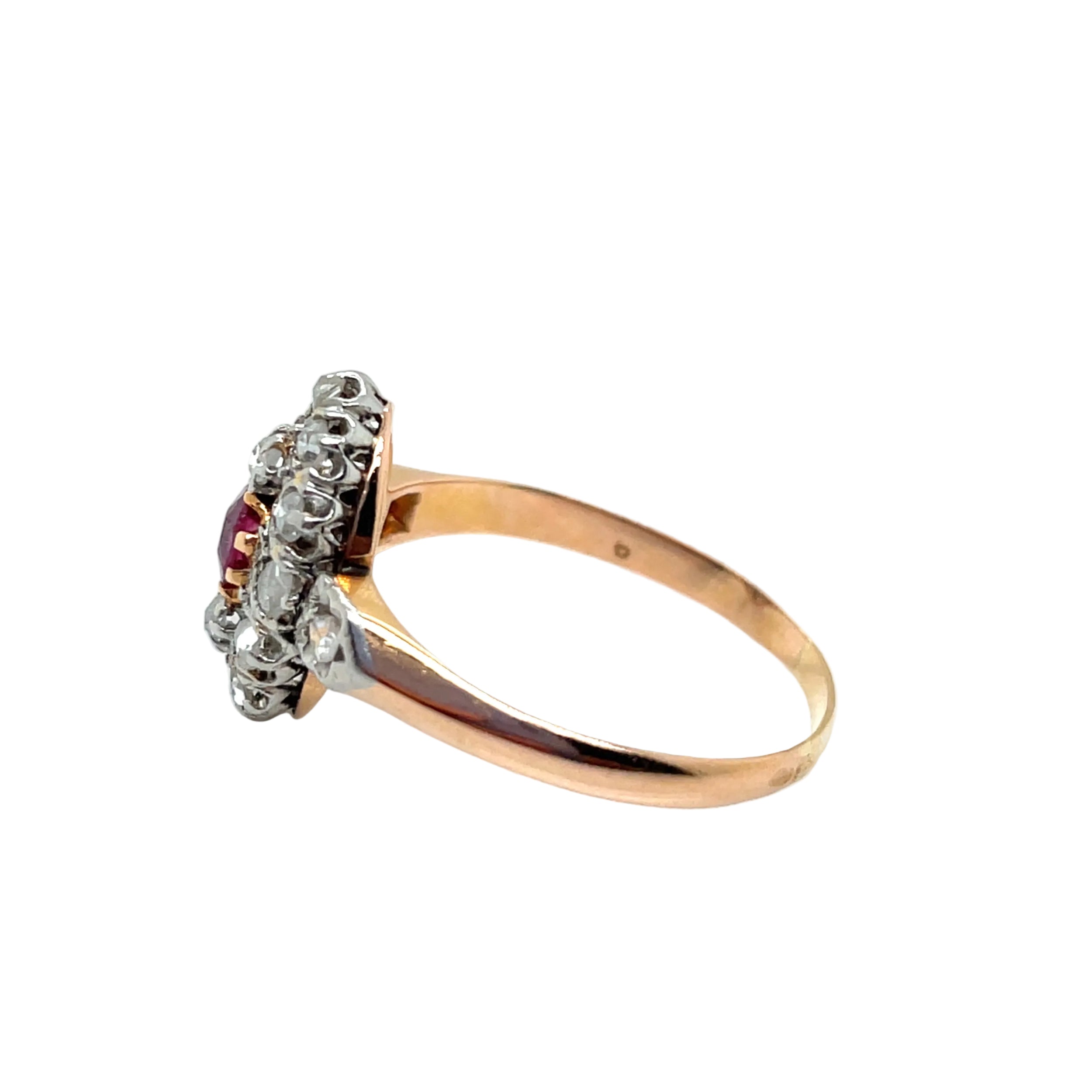 Bague Marquise en or rose, platine, rubis et diamants