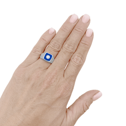 Bague or blanc, émail bleu et diamants.