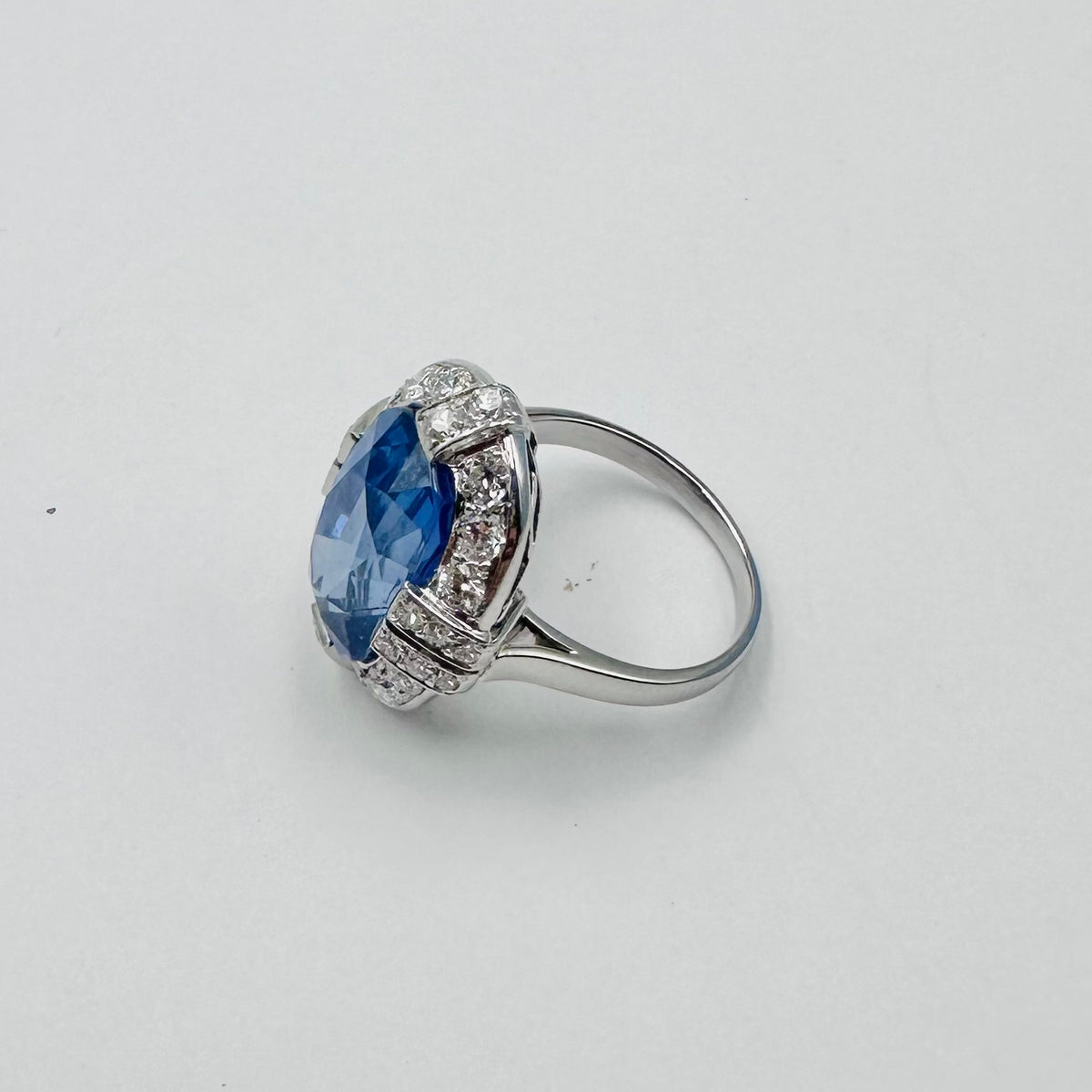 Bague Entourage en platine, saphir et diamants