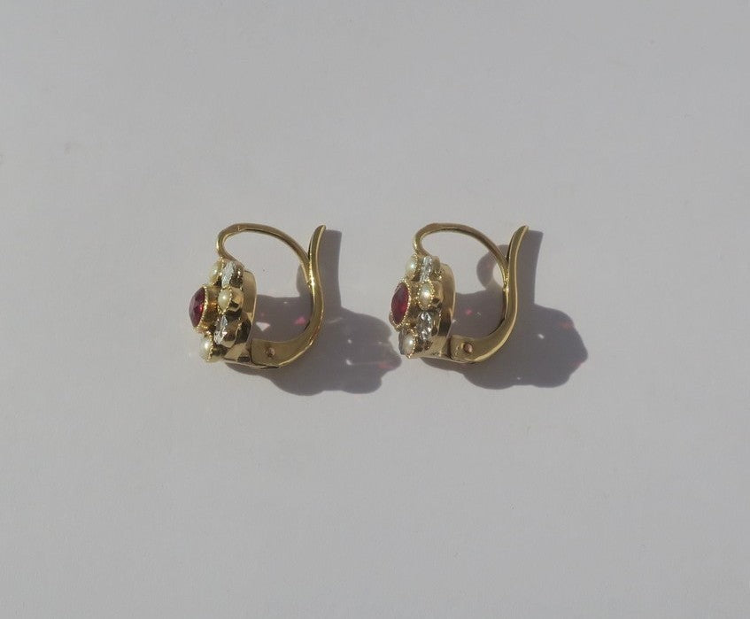 Boucles d’oreilles Dormeuses en or jaune, or banc, rubis, et perles