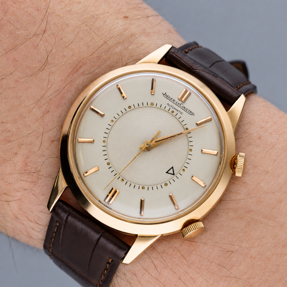 Montre JAEGER-LECOULTRE "Memovox" en or rose et cuir