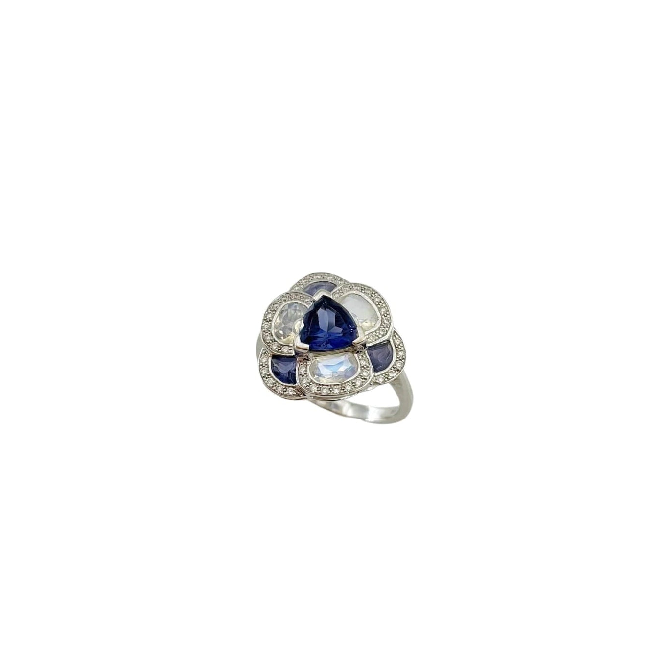 Bague Entourage ISABELLE LANGLOIS "Flora Pensée" en or blanc, pierres de lune, iolites et diamants