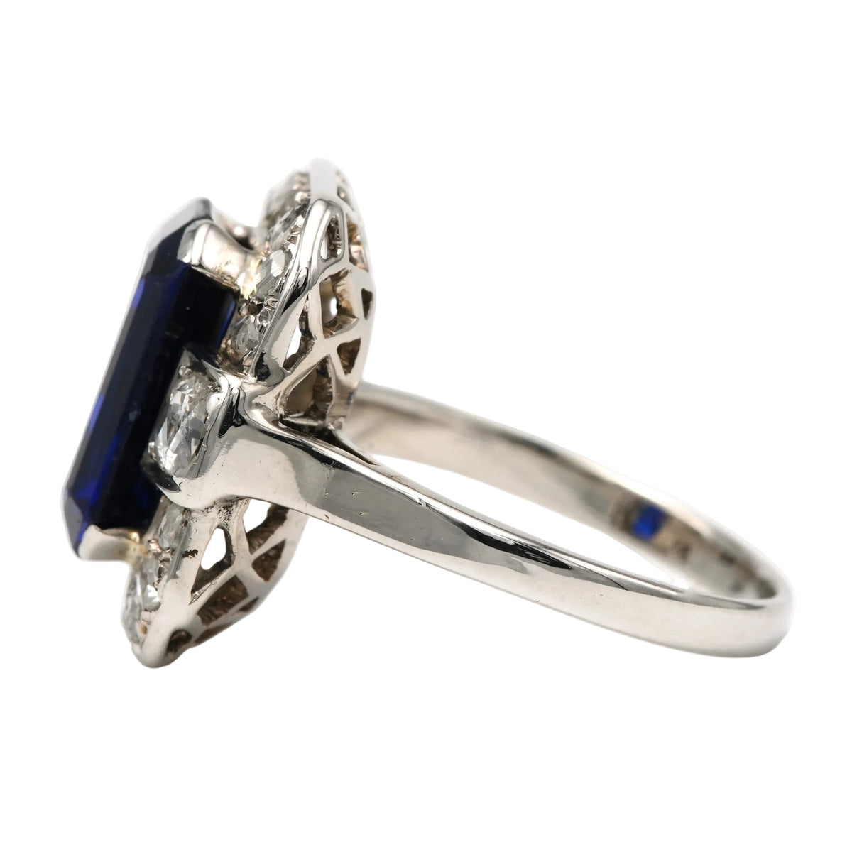 Bague Entourage en or blanc, saphir et diamants