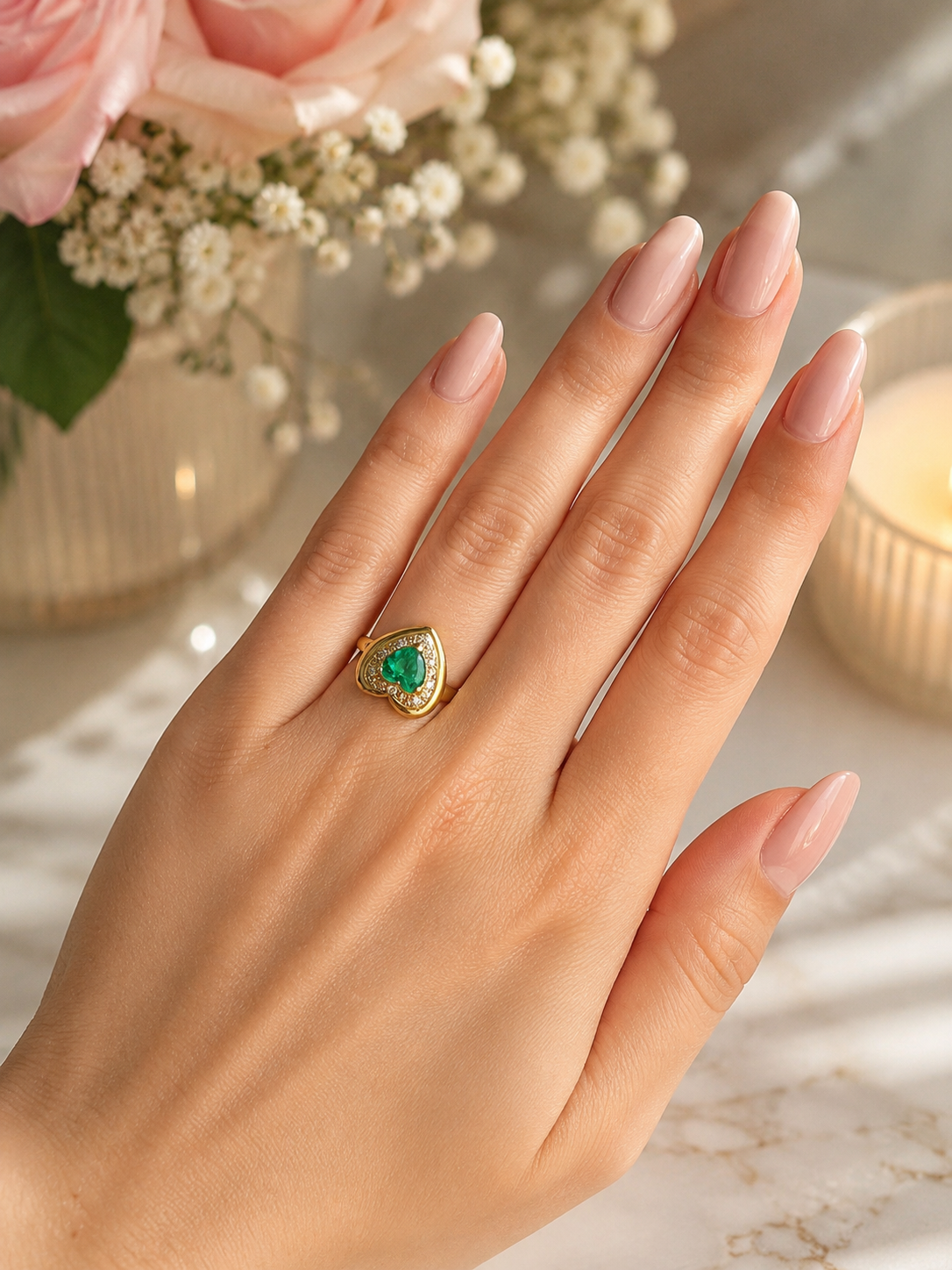 Bague Entourage en or jaune, émeraude et diamants