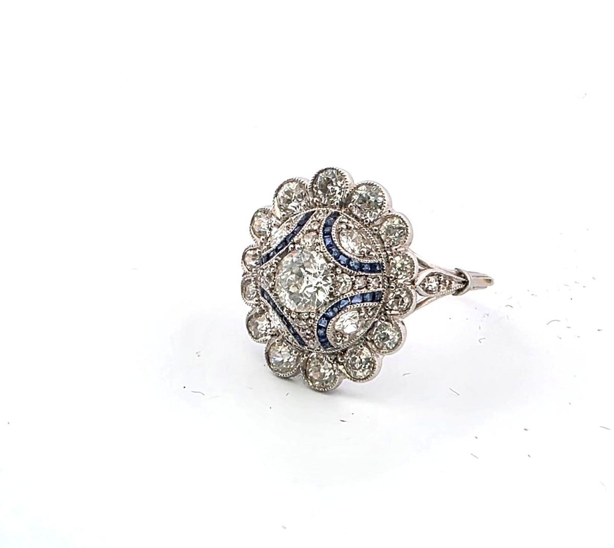 Bague Entourage en platine, saphirs et diamants