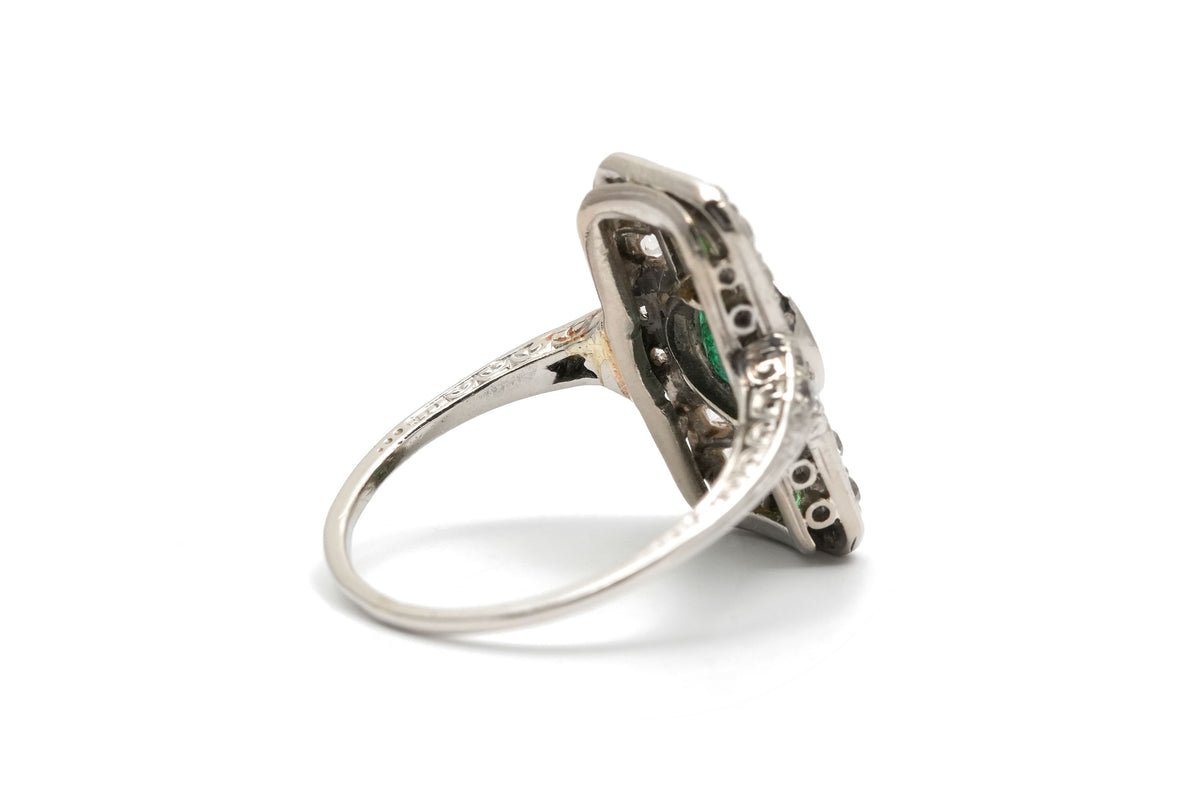 Bague Art Déco en or blanc, émeraudes et diamants