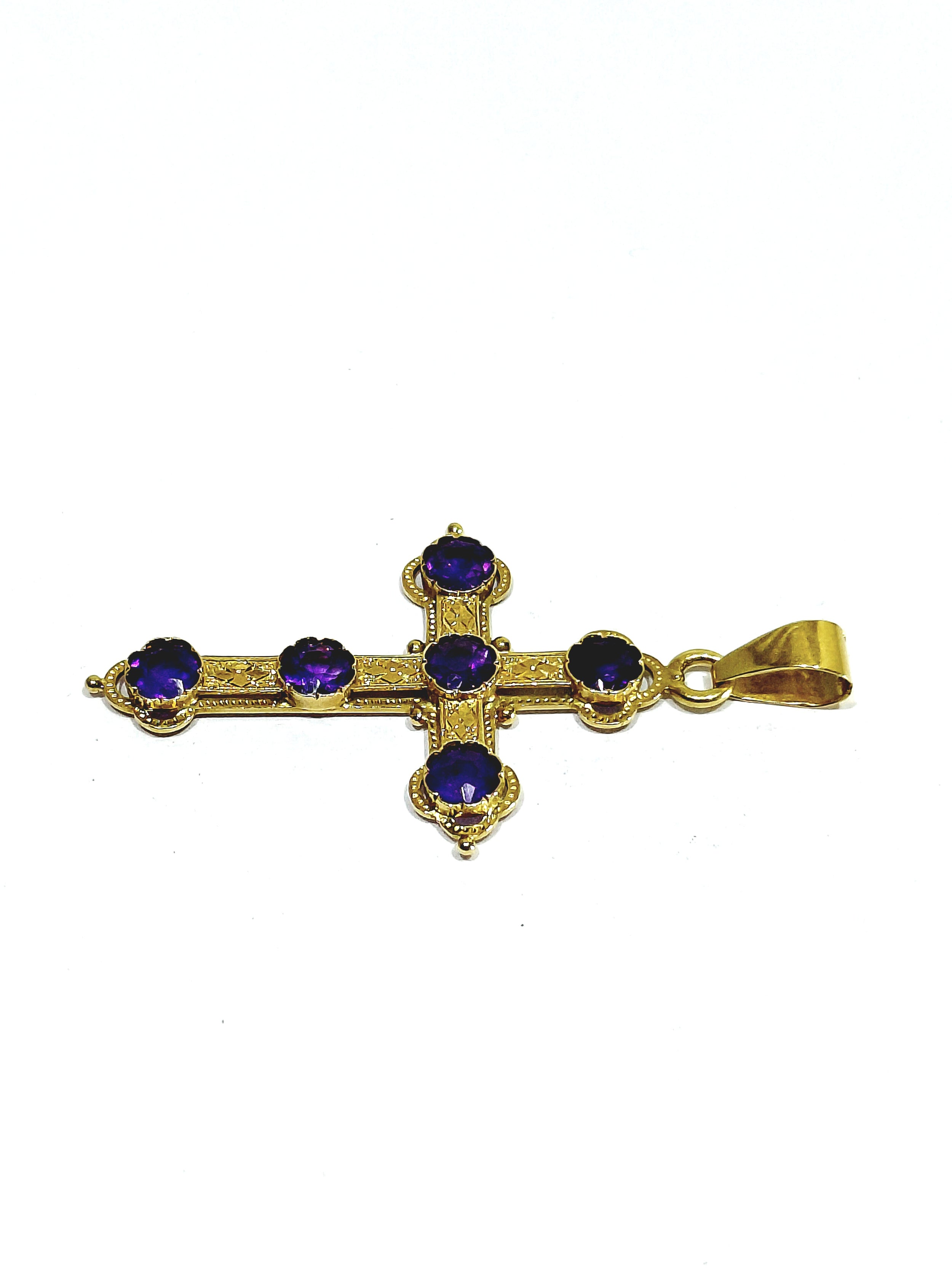 Croix en or et améthyste