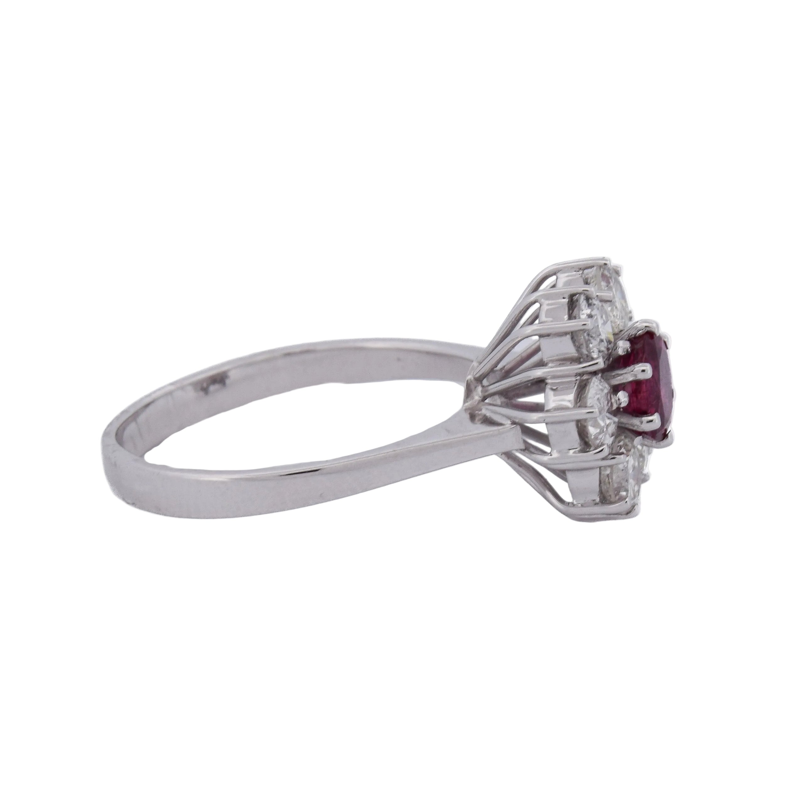 Bague Marguerite en or blanc, rubis et diamants
