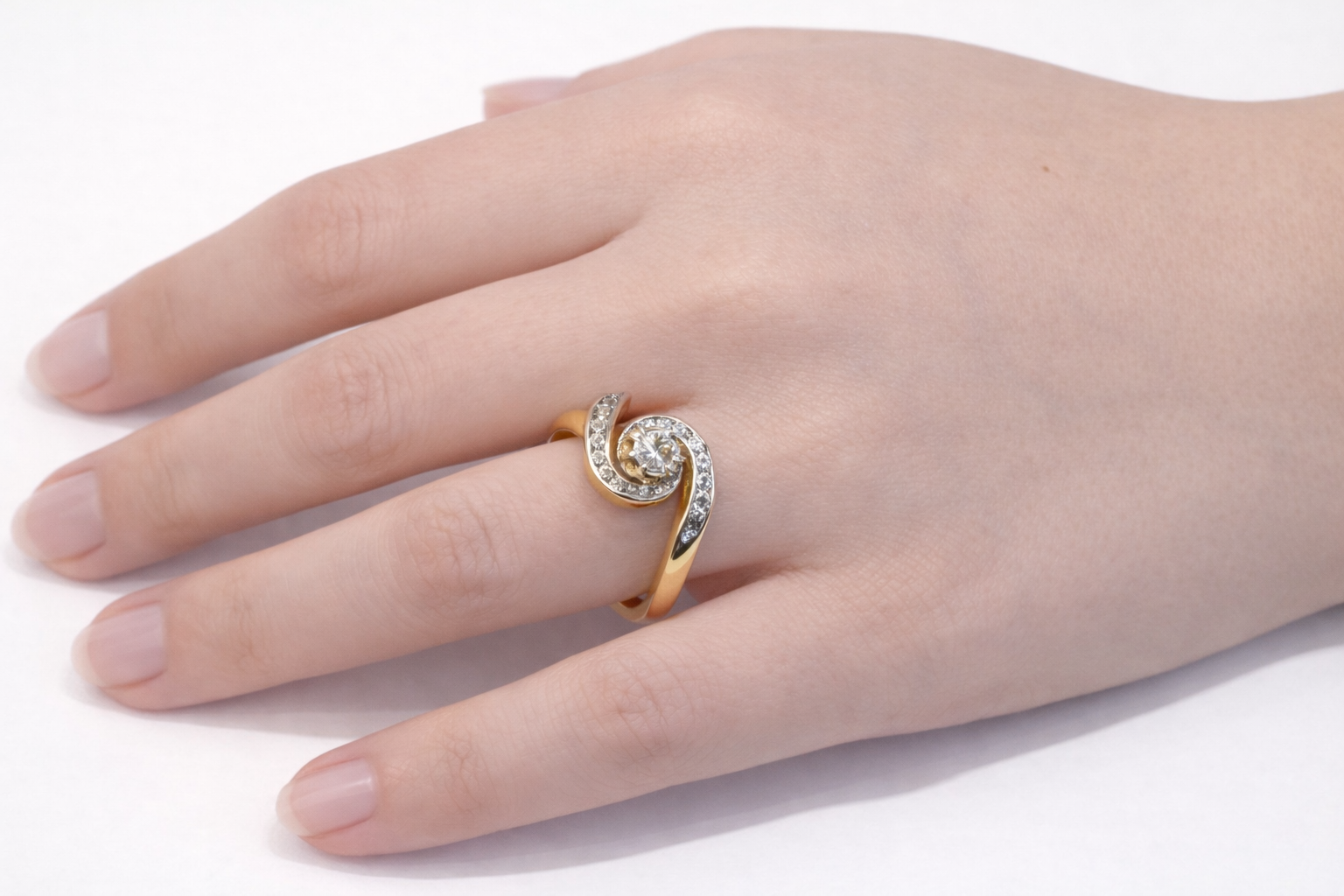 Bague tourbillon en ors de couleurs et diamants