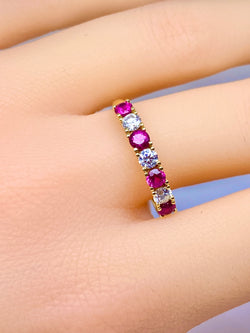 Bague Alliance en or jaune, rubis et diamants