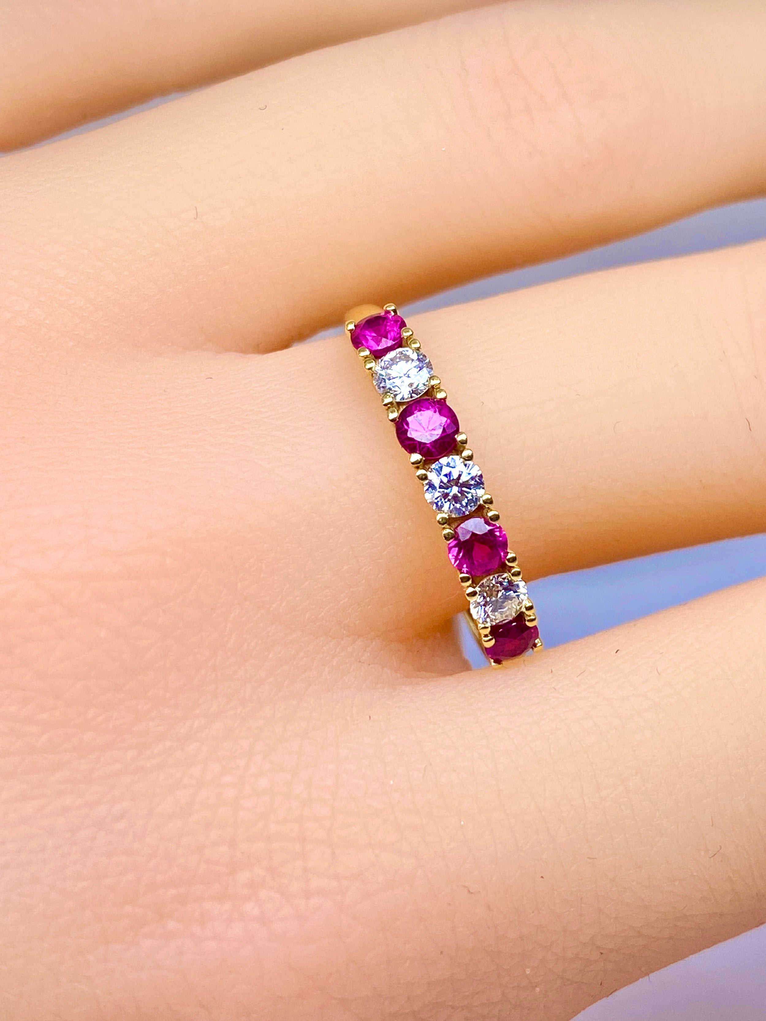Bague Alliance en or jaune, rubis et diamants