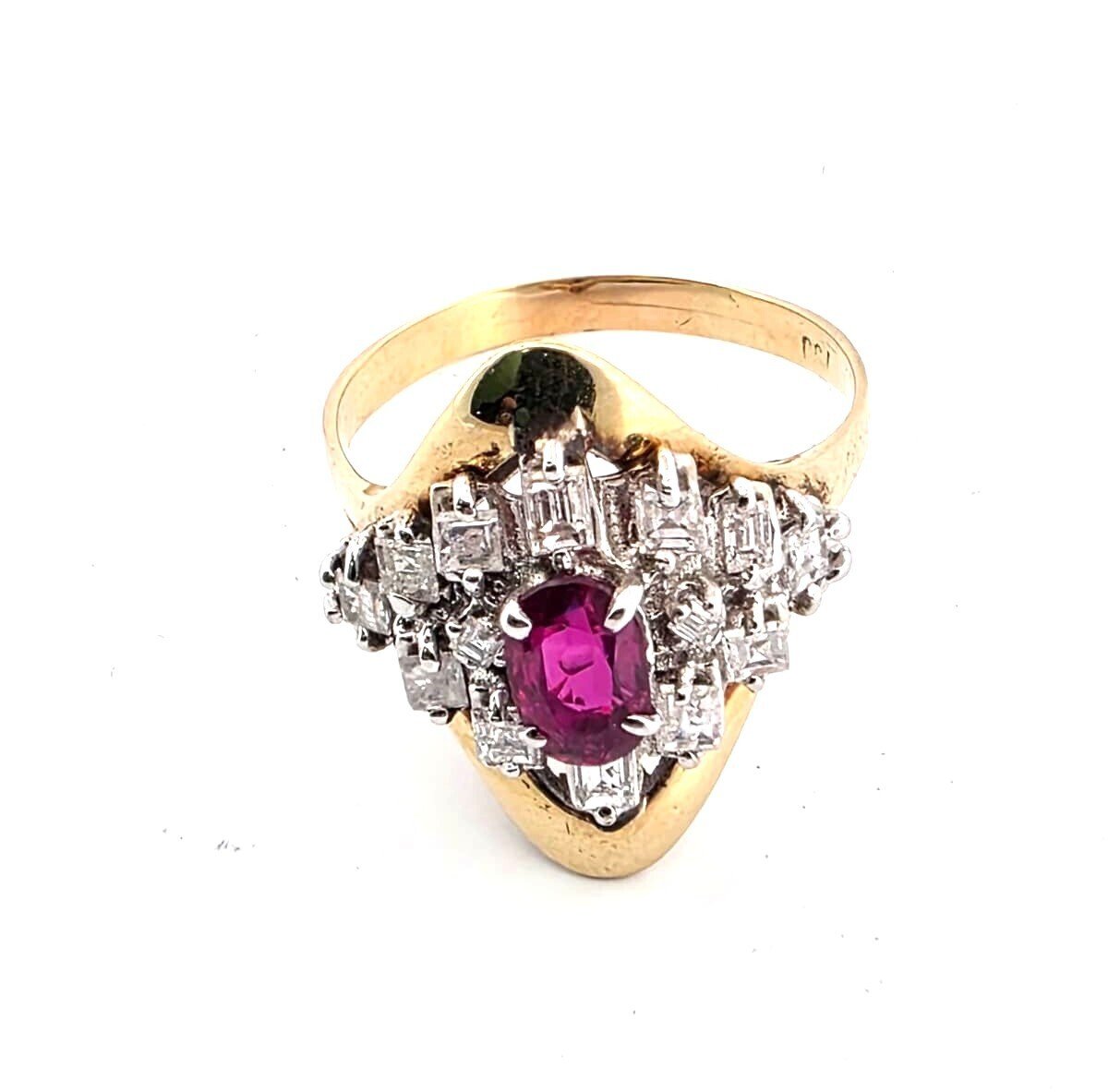 Anello in oro giallo 18 kt con rubino centrale e diamanti a contorno