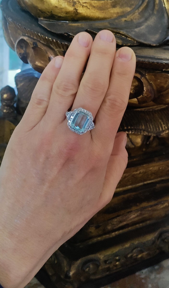 Bague Entourage en or blanc, aigue-marine et diamants