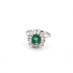 Bague Entourage en or blanc, émeraude et diamants