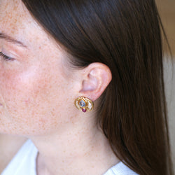 Boucles d'oreilles Clips en or jaune, saphirs, rubis et diamants