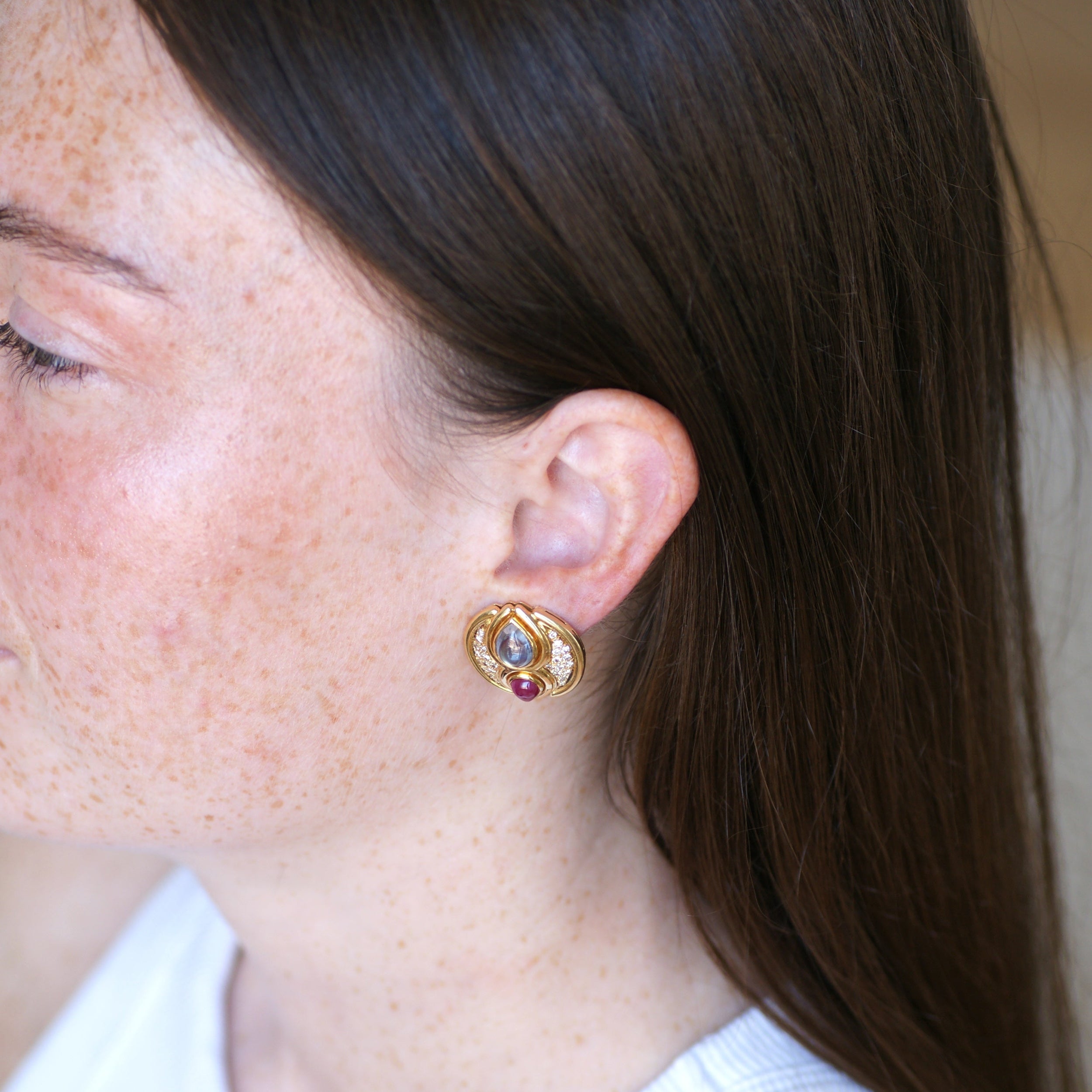 Boucles d'oreilles Clips en or jaune, saphirs, rubis et diamants