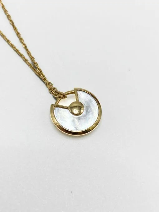 Collier Pendentif CARTIER "Amulette" en or blanc, nacre et diamant