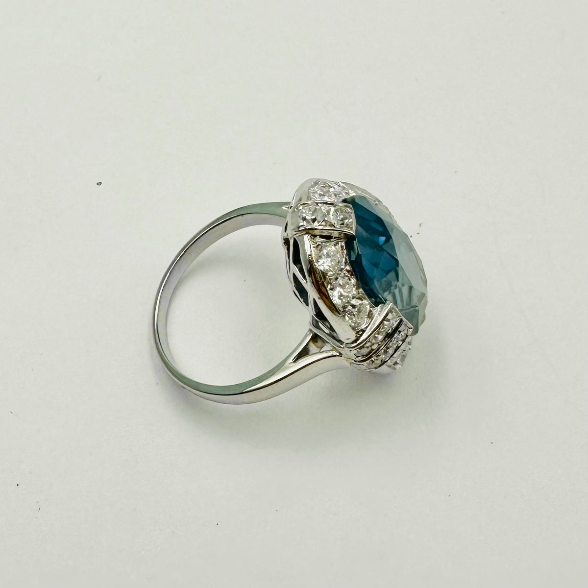 Bague Entourage en platine, saphir et diamants