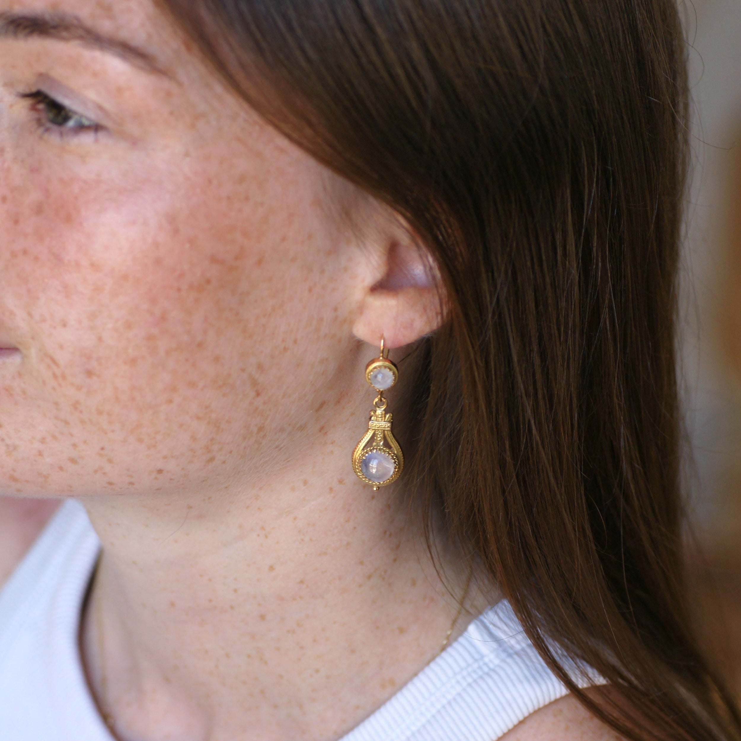 Boucles d'oreilles Pendantes en or jaune et pierre de lune