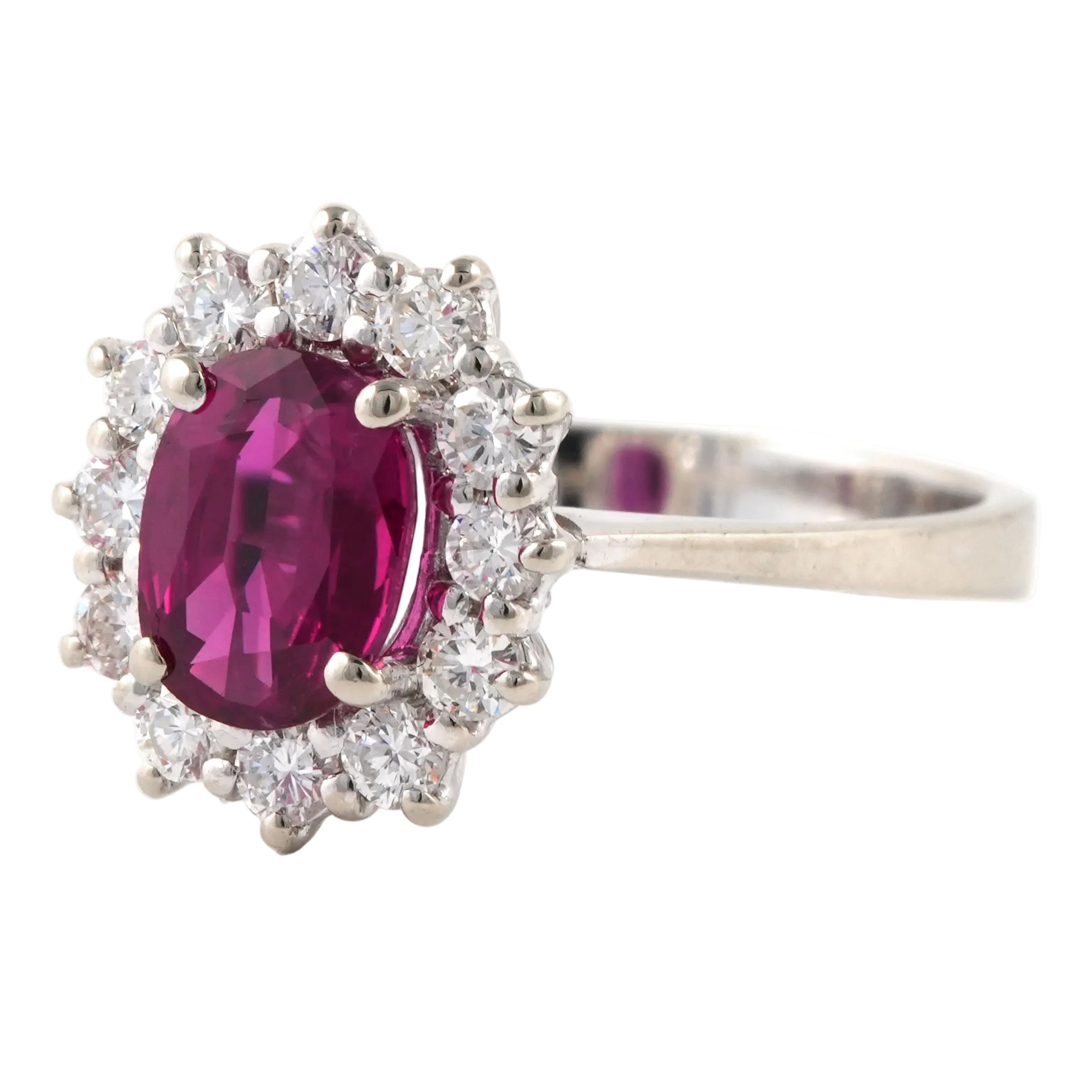 Bague Entourage en or blanc, rubis et diamants