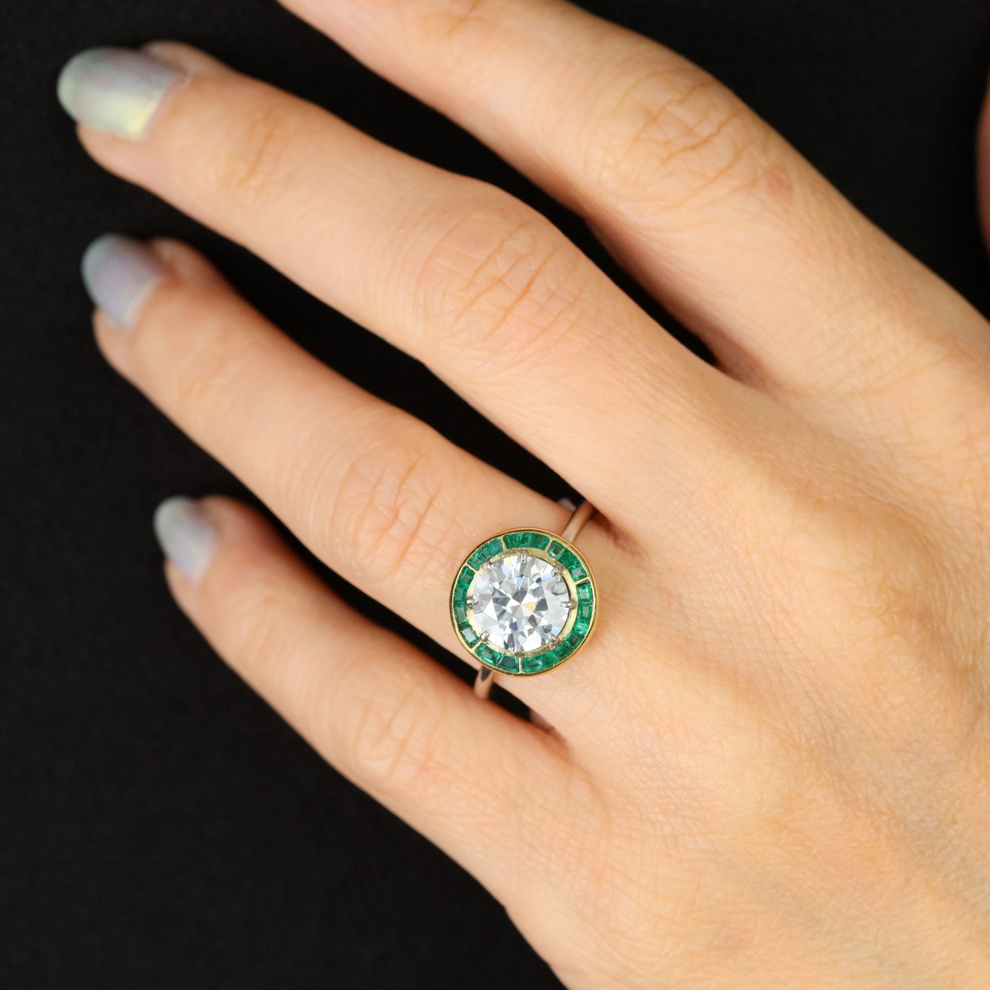 Bague Entourage en or blanc, or jaune, émeraudes et diamants