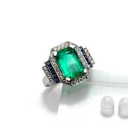 Bague Entourage en or blanc, émeraude, saphirs et diamants