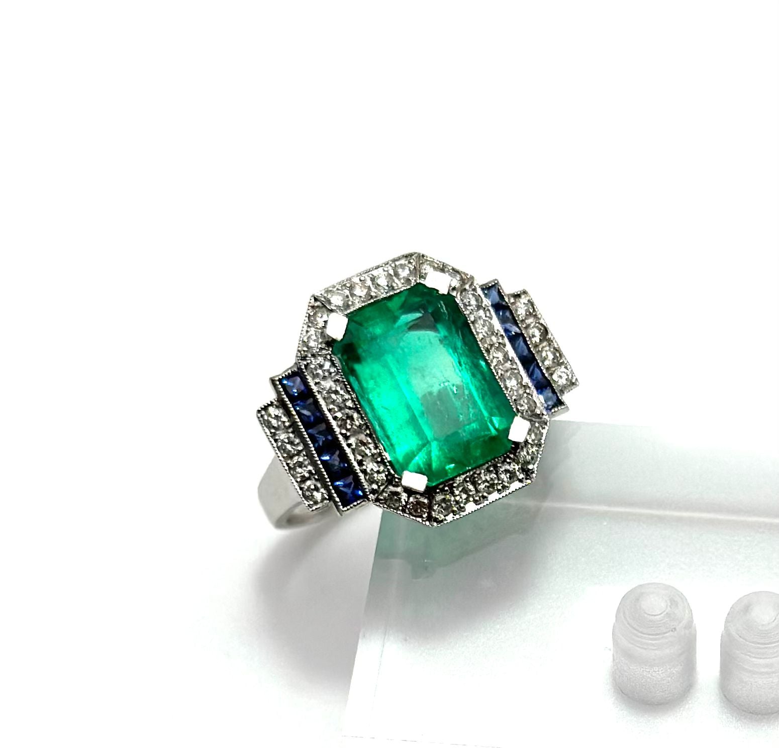 Bague Entourage en or blanc, émeraude, saphirs et diamants