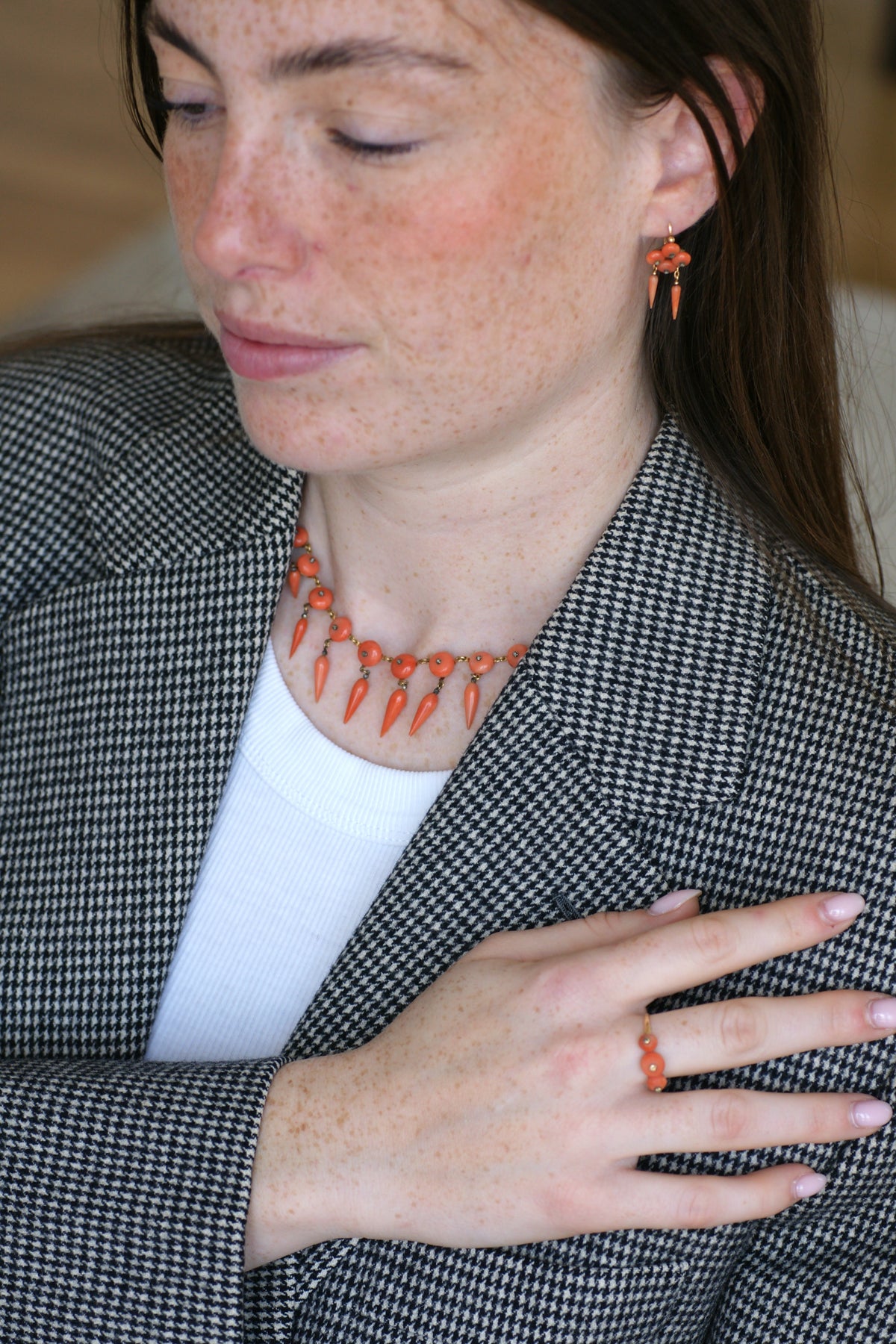 Parure Collier, boucles d'oreilles et bague en or jaune, argent, corail et diamants