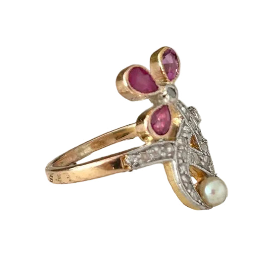 Bague en or rose, platine, rubis, perle et diamants