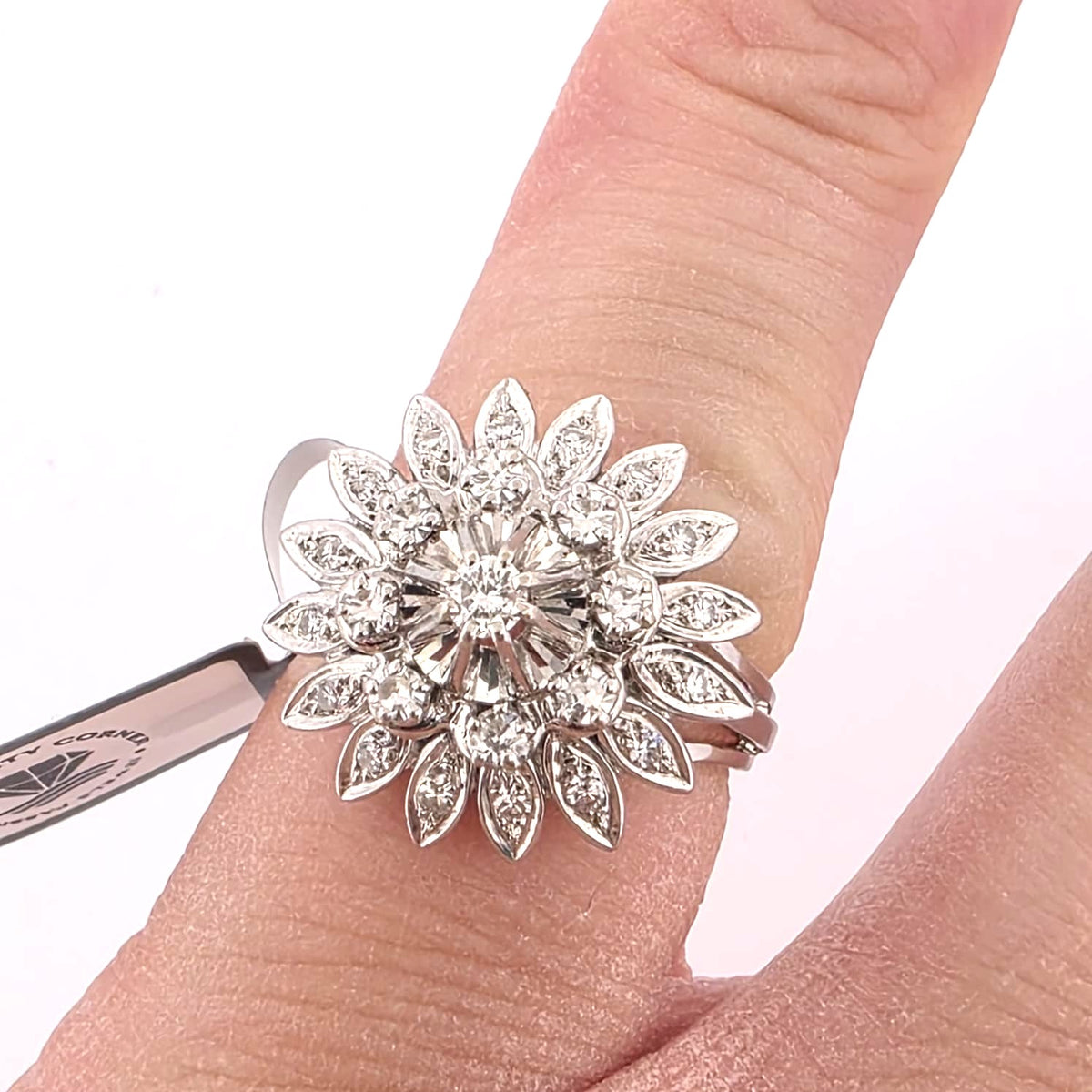 Bague Marguerite en or blanc et diamants
