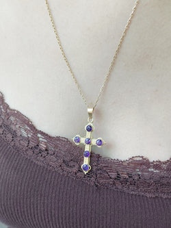Croix en or et améthyste