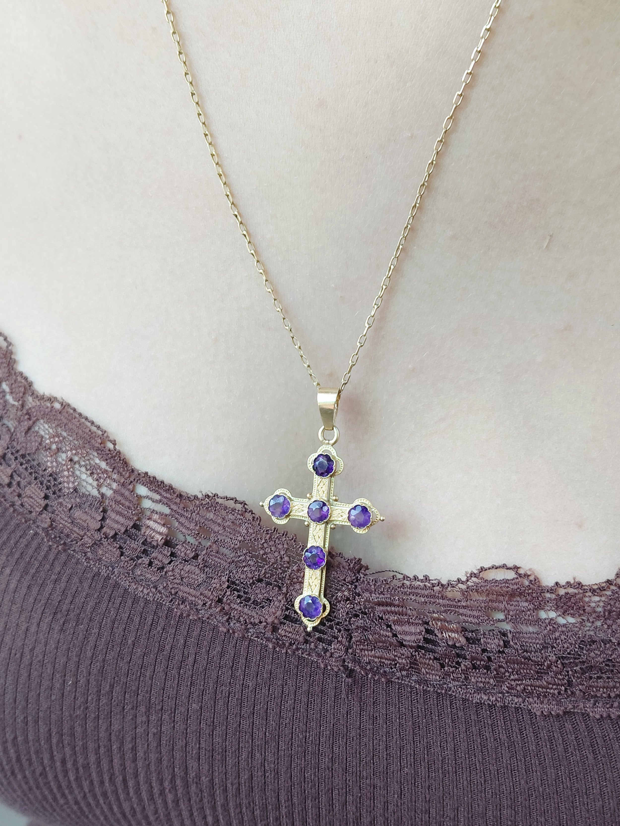 Croix en or et améthyste
