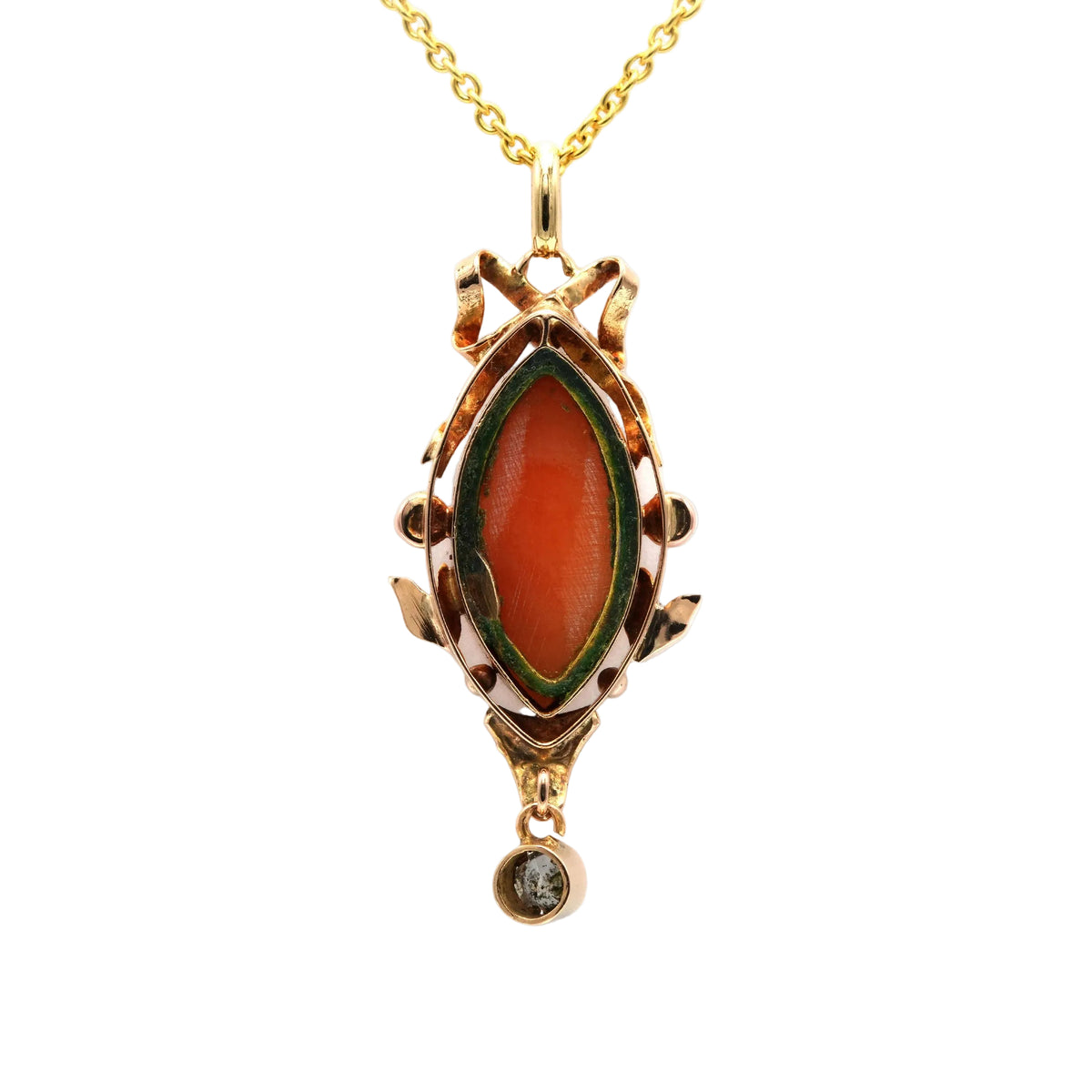 Pendentif en or jaune, camée perles et strass