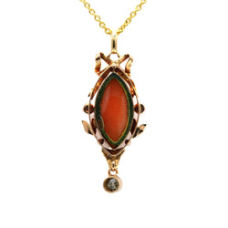 Pendentif en or jaune, camée perles et strass