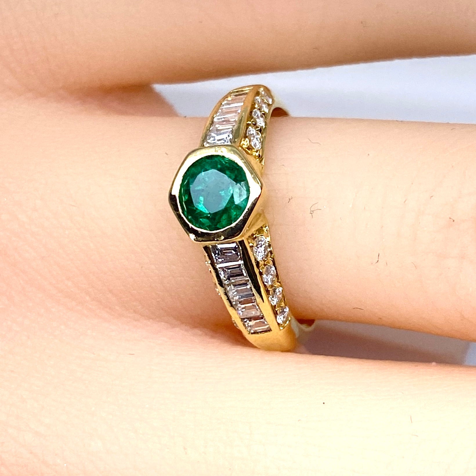 Bague Jonc en or jaune, émeraude et diamants