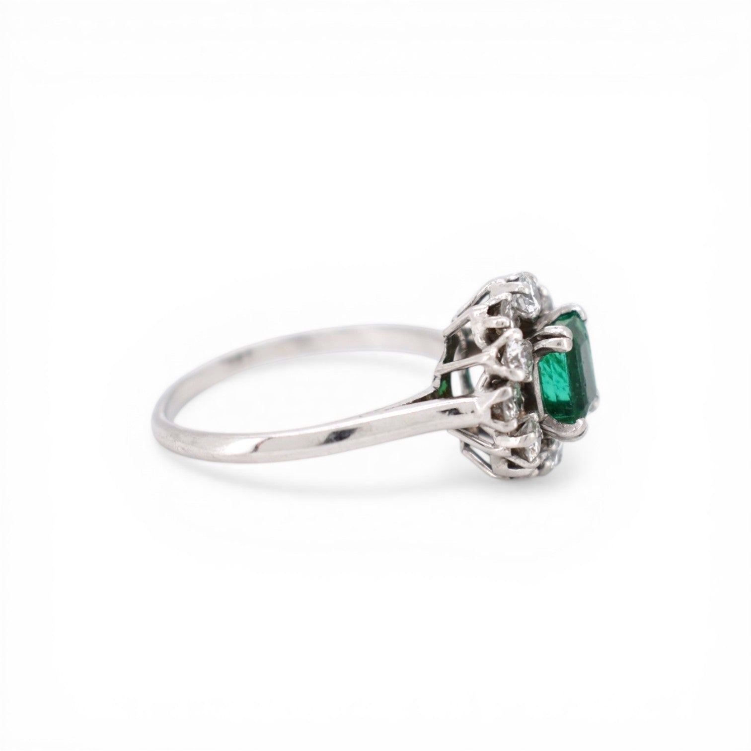 Bague Marguerite MELLERIO en platine, émeraude et diamants
