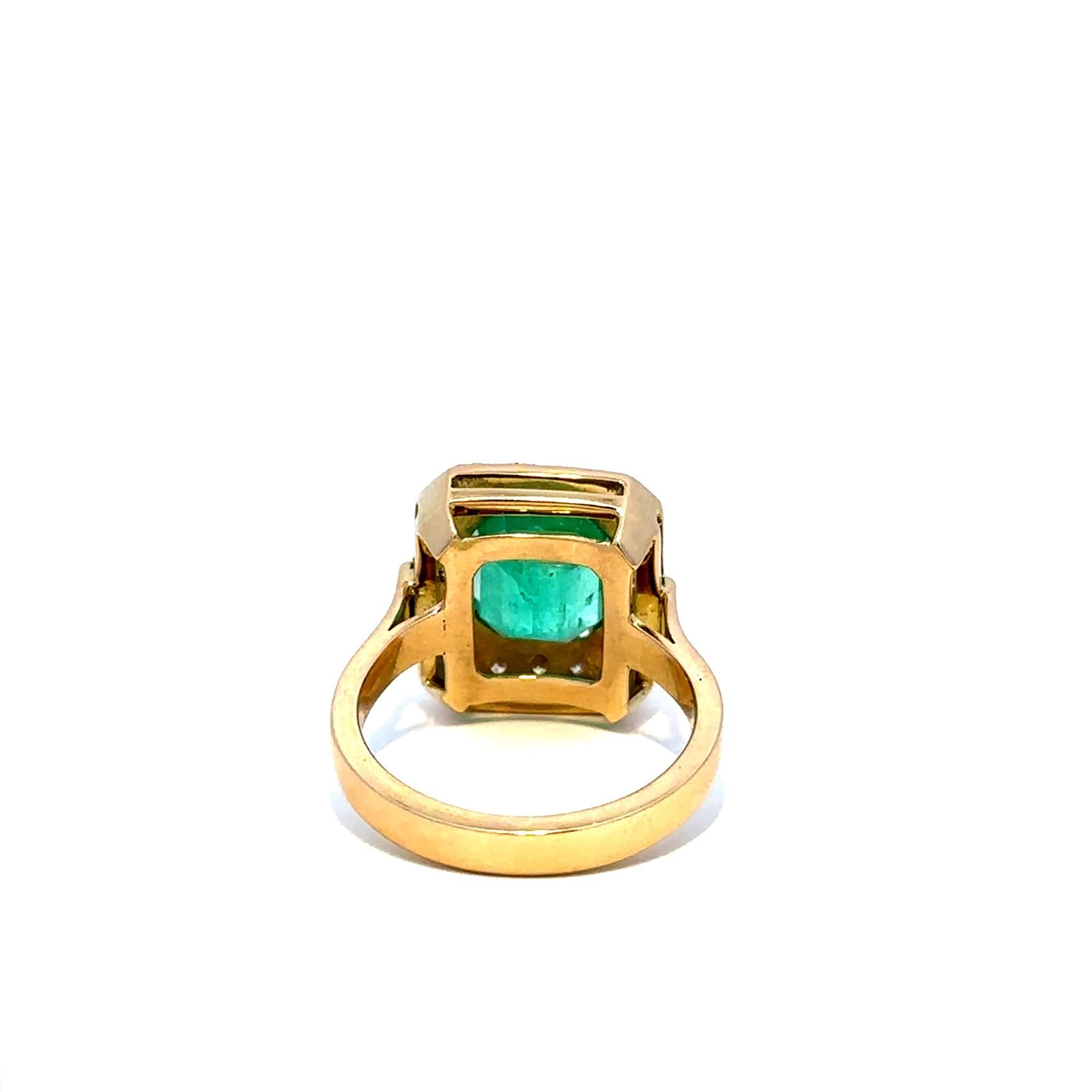 Bague Entourage en or jaune, émeraude et diamants