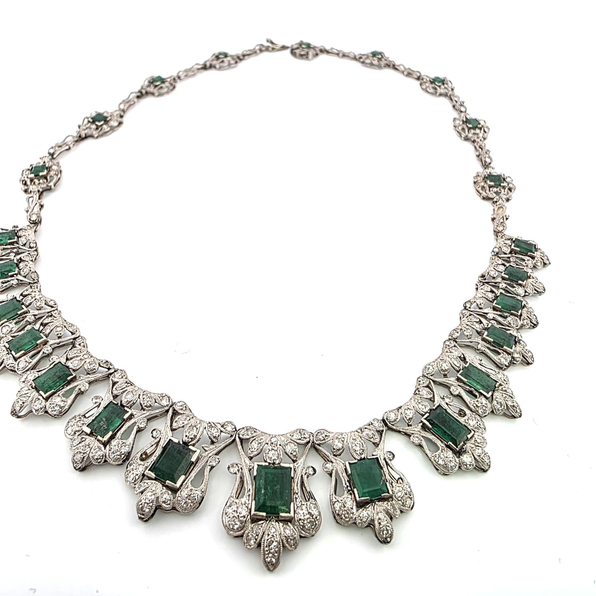 Collier Plastron en platine, émeraudes et diamants