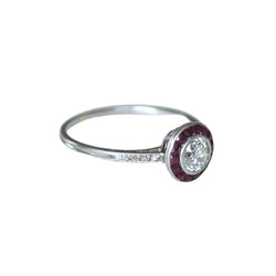 Bague Entourage en or blanc, rubis et diamants