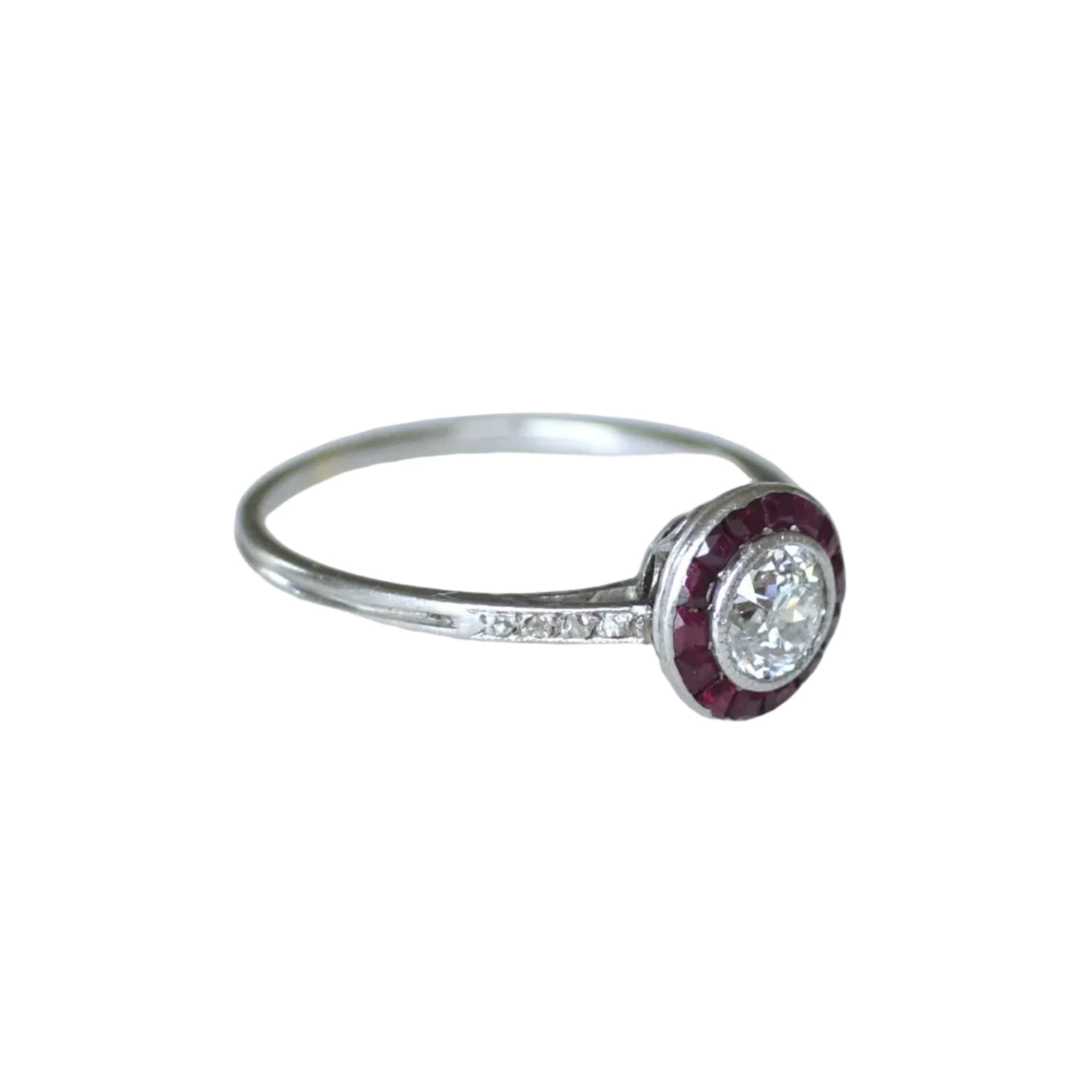 Bague Entourage en or blanc, rubis et diamants