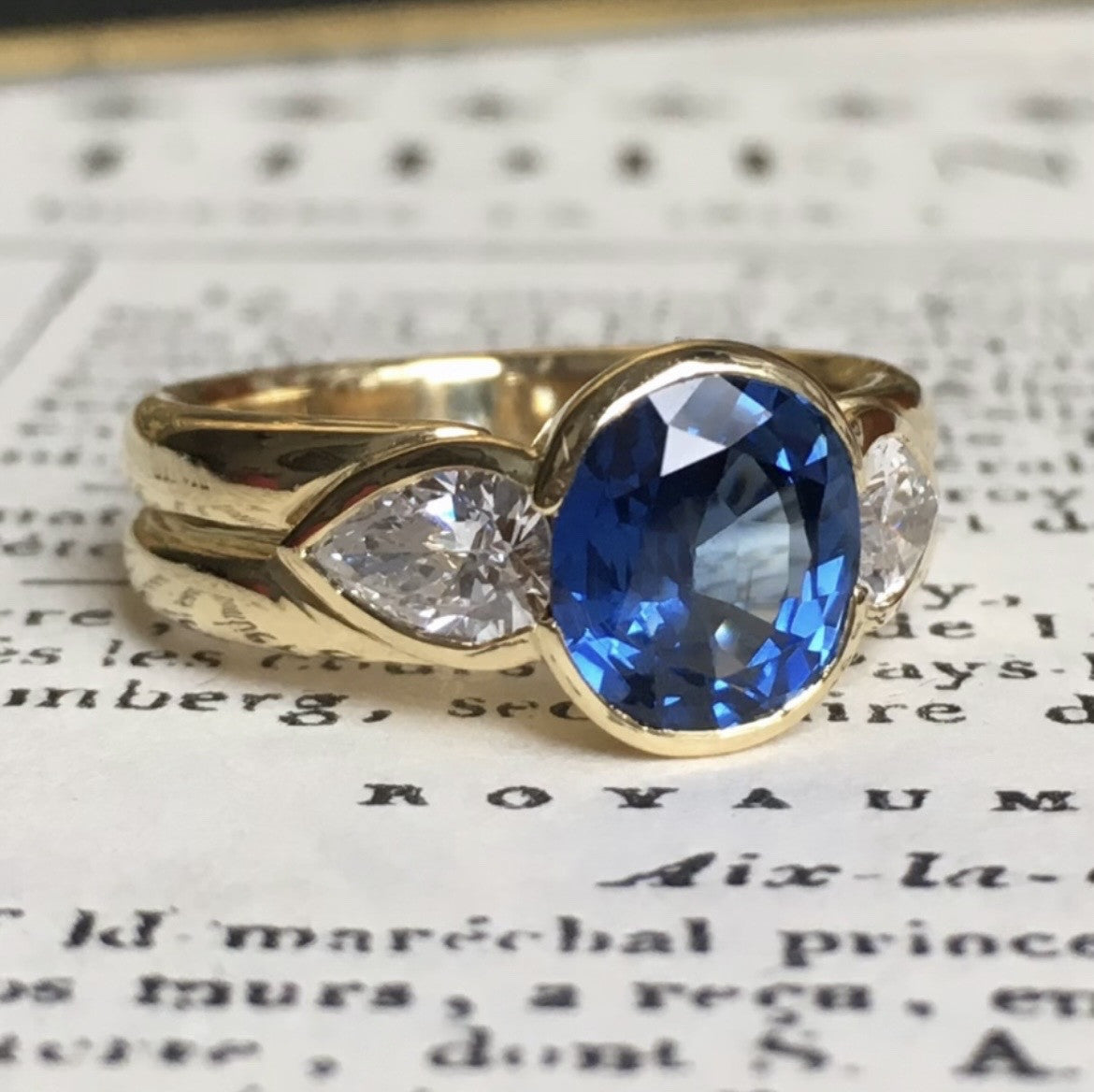 Bague Trilogie en or jaune, saphir et diamants